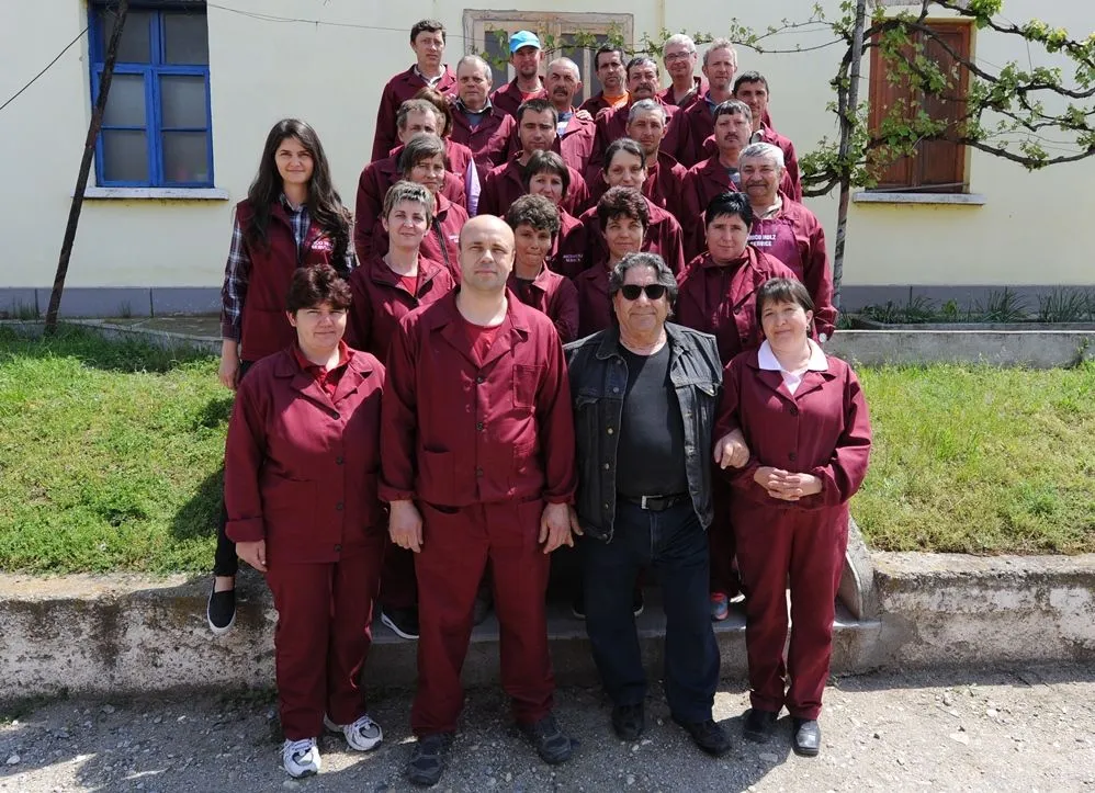 Echipa Brico Holz Service în fața fabricii